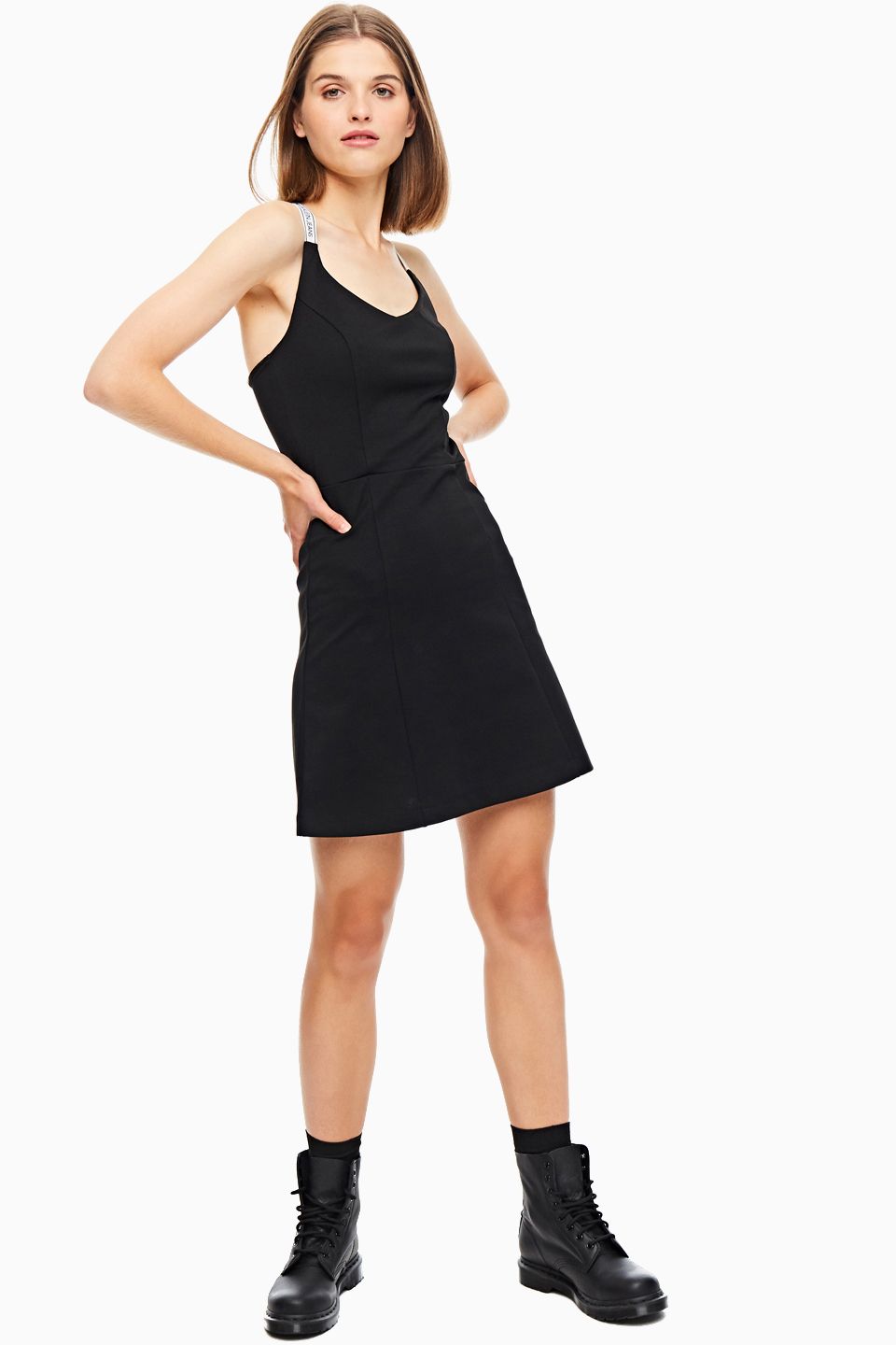 Платье женское Calvin Klein Jeans J20J214160.BAE0 черное XS INT, Черный, J20J214160.BAE0
Платье женское Calvin Klein Jeans J20J214160.BAE0 черное XS INT, Черный, J20J214160.BAE0