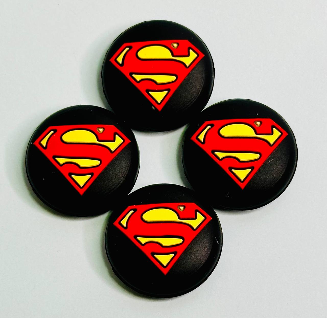 Накладка на стик для геймпада NoBrand SuperMan универсальная, Красный;серый;синий, SuperMan
Накладка на стик для геймпада NoBrand SuperMan универсальная, Красный;серый;синий, SuperMan