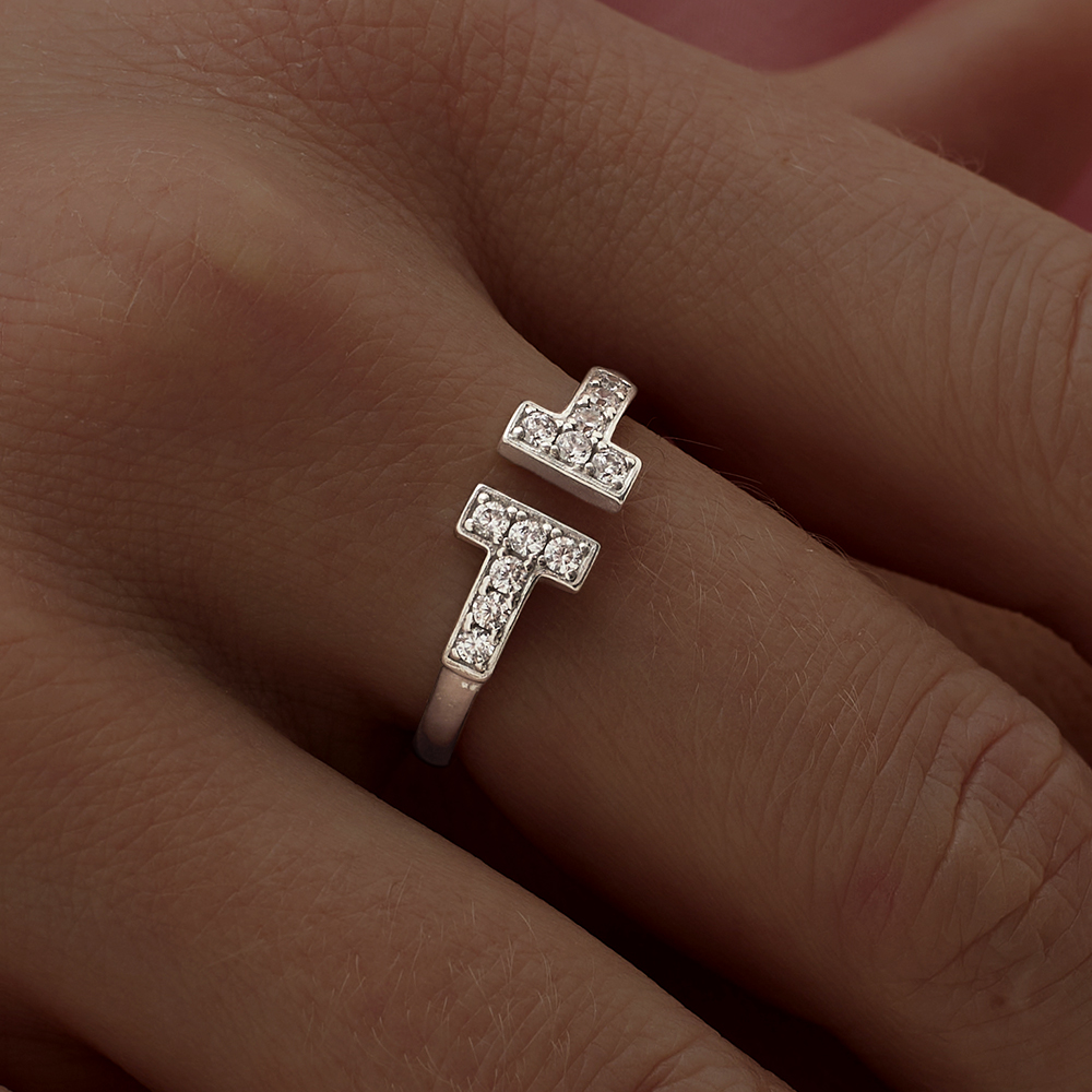 Кольцо из серебра р. 18 ЮВЕЛИР КАРАТ 21110541/9, фианит, 21110541/9 
Кольцо из серебра р. 18 ЮВЕЛИР КАРАТ 21110541/9, фианит, 21110541/9