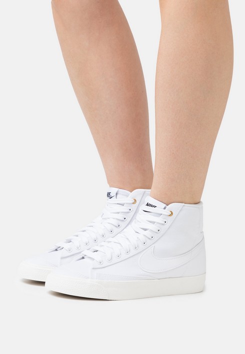 Кеды женские Nike Blazer Mid 77 белые 38 EU (доставка из-за рубежа), Белый, Blazer Mid 77
Кеды женские Nike Blazer Mid 77 белые 38 EU (доставка из-за рубежа), Белый, Blazer Mid 77
