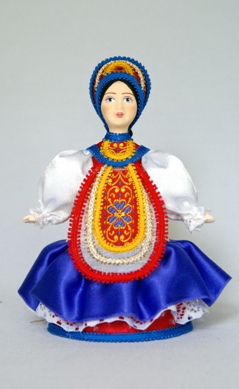 Кукла сувенирная фарфоровая. Костюм девичий праздничный.(стилизация). К. 19 -н. 20 в. Цент
Кукла сувенирная фарфоровая. Костюм девичий праздничный.(стилизация). К. 19 -н. 20 в. Цент