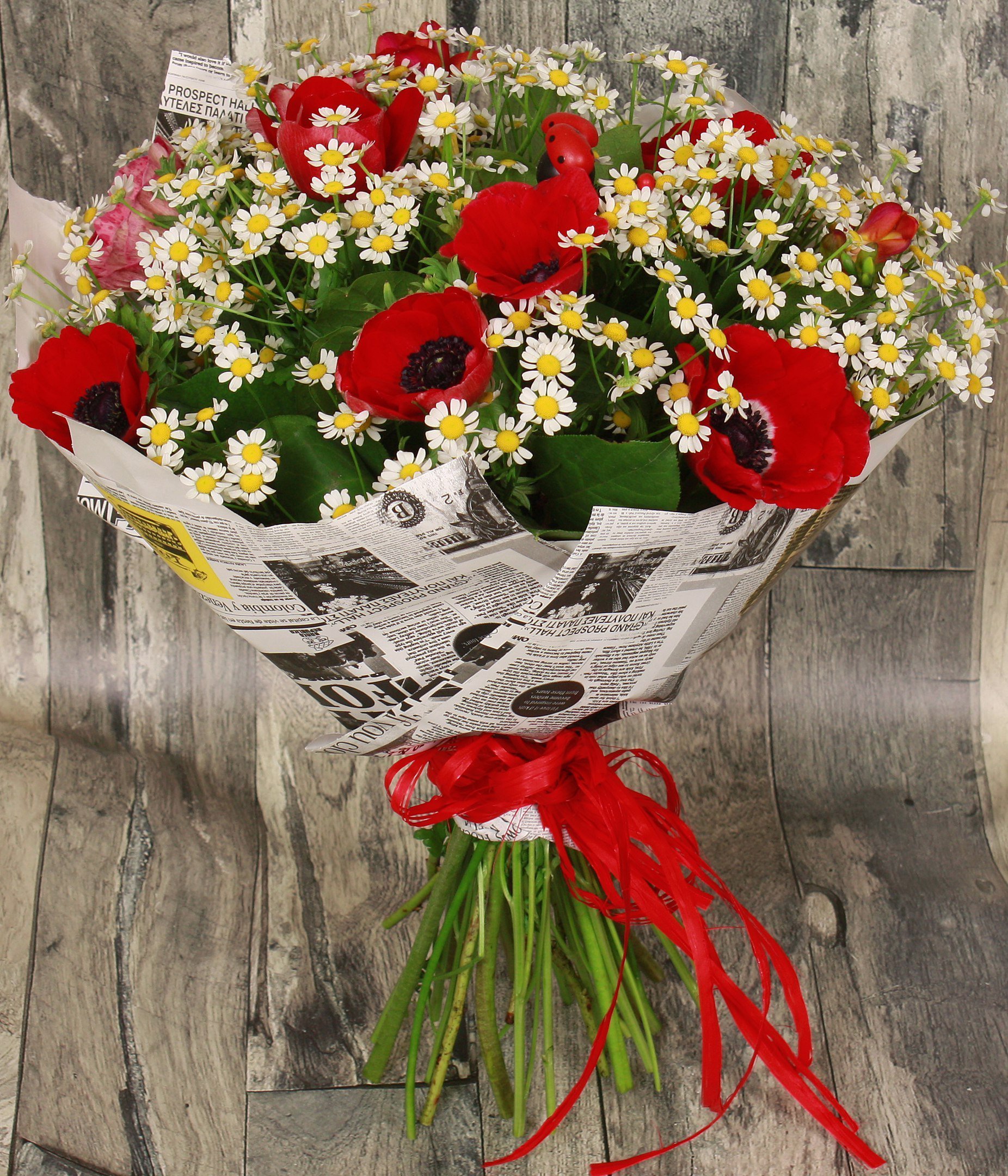 Букет из красных анемонов и ромашек 29 шт Sfloristic "Празднечное конфетти", 40 см
Букет из красных анемонов и ромашек 29 шт Sfloristic "Празднечное конфетти", 40 см