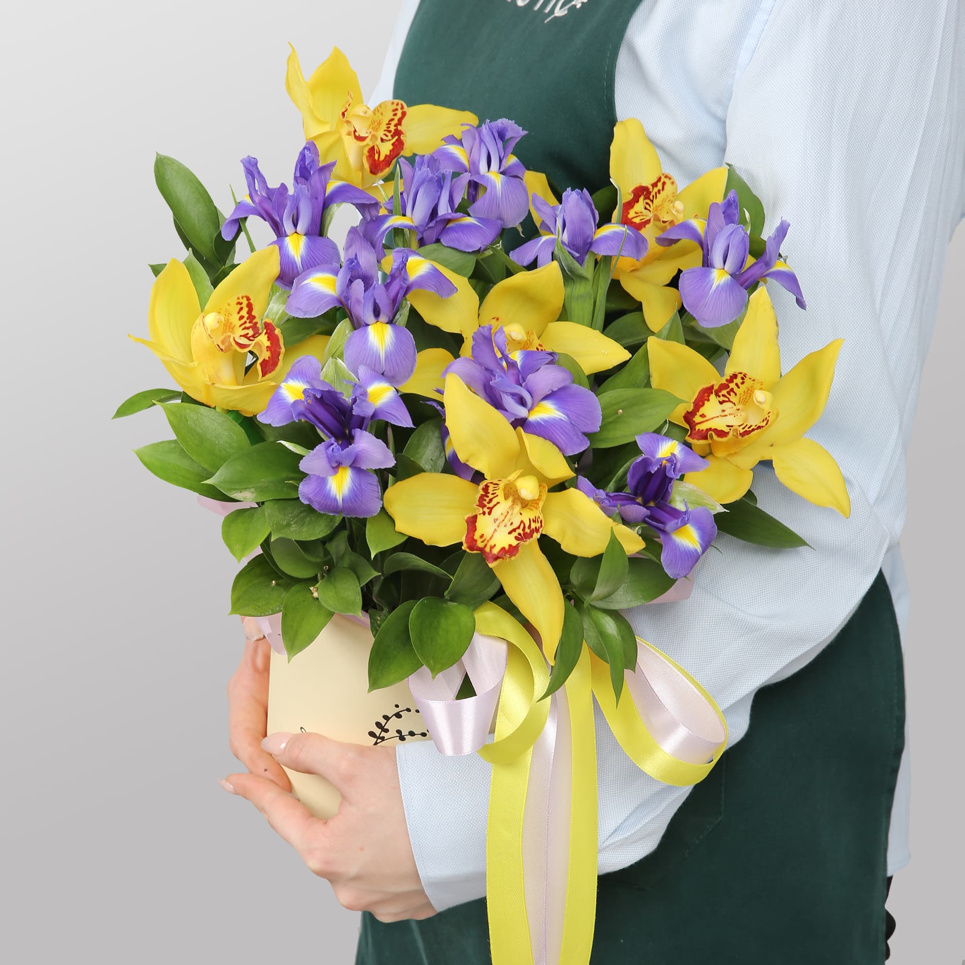 Цветочная композиция Studio Floristic орхидей ирисы 15 шт 35 см Радуга чувств разноцветный
Цветочная композиция Studio Floristic орхидей ирисы 15 шт 35 см Радуга чувств разноцветный