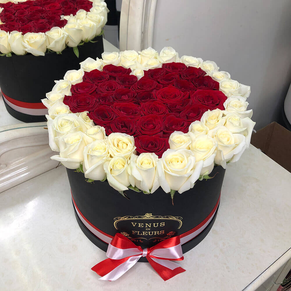 Цветы в коробке Venus in Fleurs 51 белая роза с красным сердцем 809431, 51 белая роза с красным сердцем
Цветы в коробке Venus in Fleurs 51 белая роза с красным сердцем 809431, 51 белая роза с красным сердцем