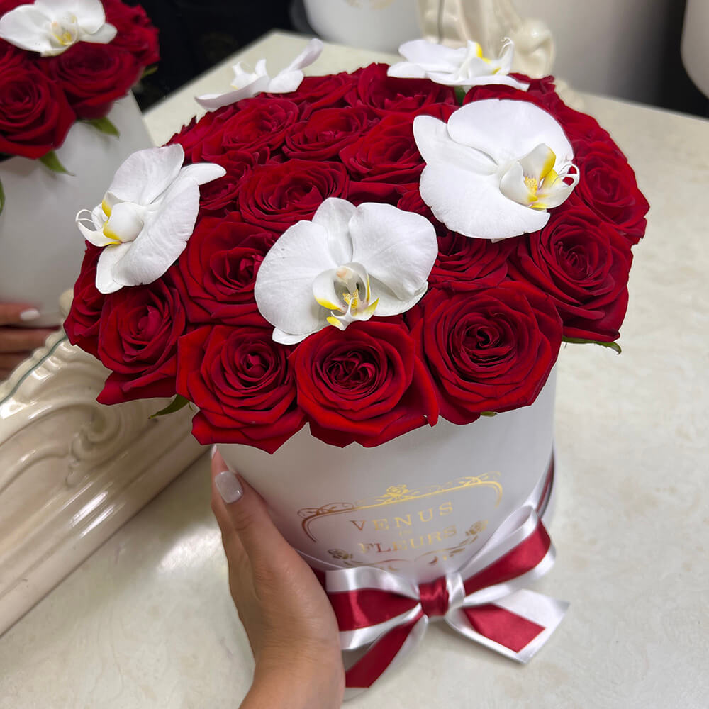 Цветы в коробке Venus in Fleurs Букет "Люкс" из роз и орхидей в коробке 811980, Букет "Люкс" из роз и орхидей в коробке 
Цветы в коробке Venus in Fleurs Букет "Люкс" из роз и орхидей в коробке 811980, Букет "Люкс" из роз и орхидей в коробке