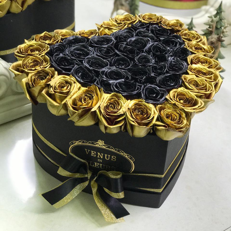 Цветы в коробке Venus in Fleurs Черные розы с золотой окантовкой в коробке - сердце 808152, Черные розы с золотой окантовкой в коробке - сердце
Цветы в коробке Venus in Fleurs Черные розы с золотой окантовкой в коробке - сердце 808152, Черные розы с золотой окантовкой в коробке - сердце