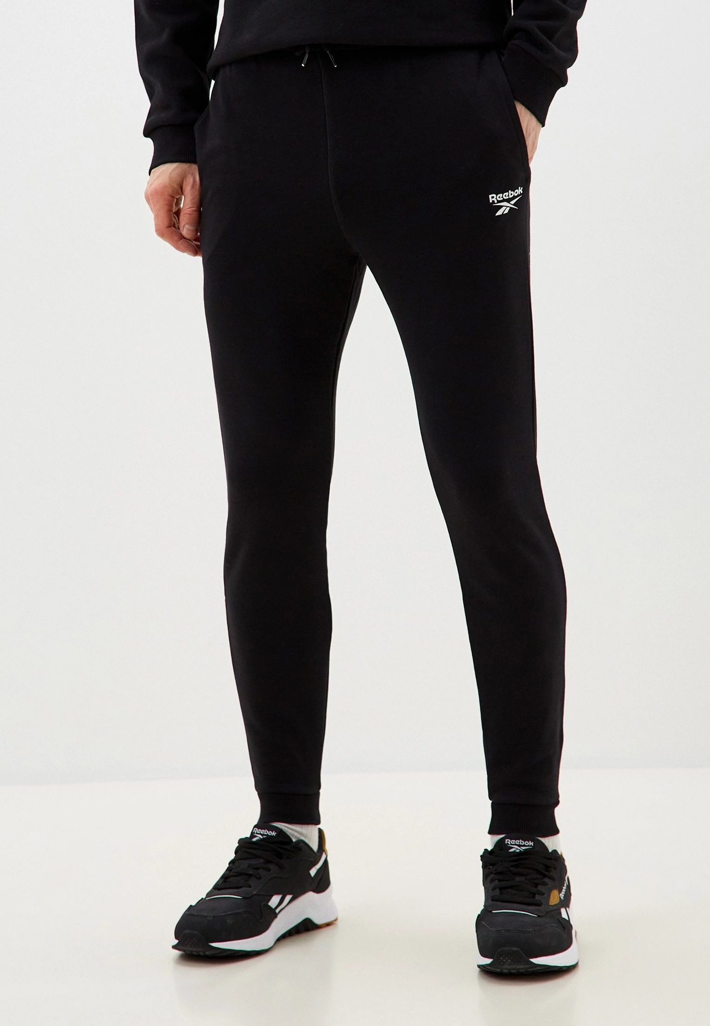 Спортивные брюки мужские Reebok Ri Ft Left Leg Jogger 100065295 черные S, Черный, Ri Ft Left Leg Jogger
Спортивные брюки мужские Reebok Ri Ft Left Leg Jogger 100065295 черные S, Черный, Ri Ft Left Leg Jogger