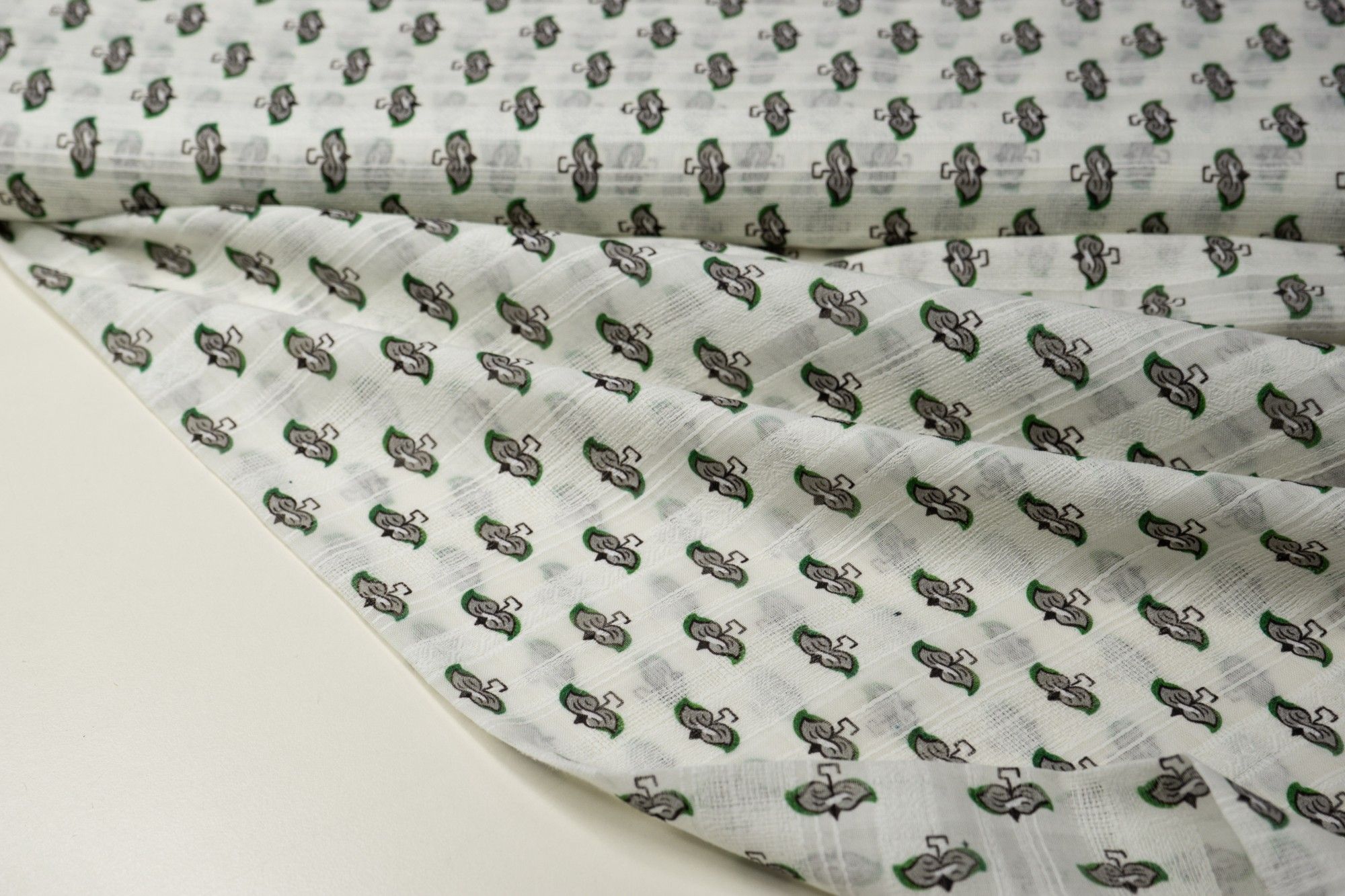Ткань UNOFABRIC J2283 Батист с вышивкой цветочный купон. Ткань для шитья 100x140 см, Белый
Ткань UNOFABRIC J2283 Батист с вышивкой цветочный купон. Ткань для шитья 100x140 см, Белый