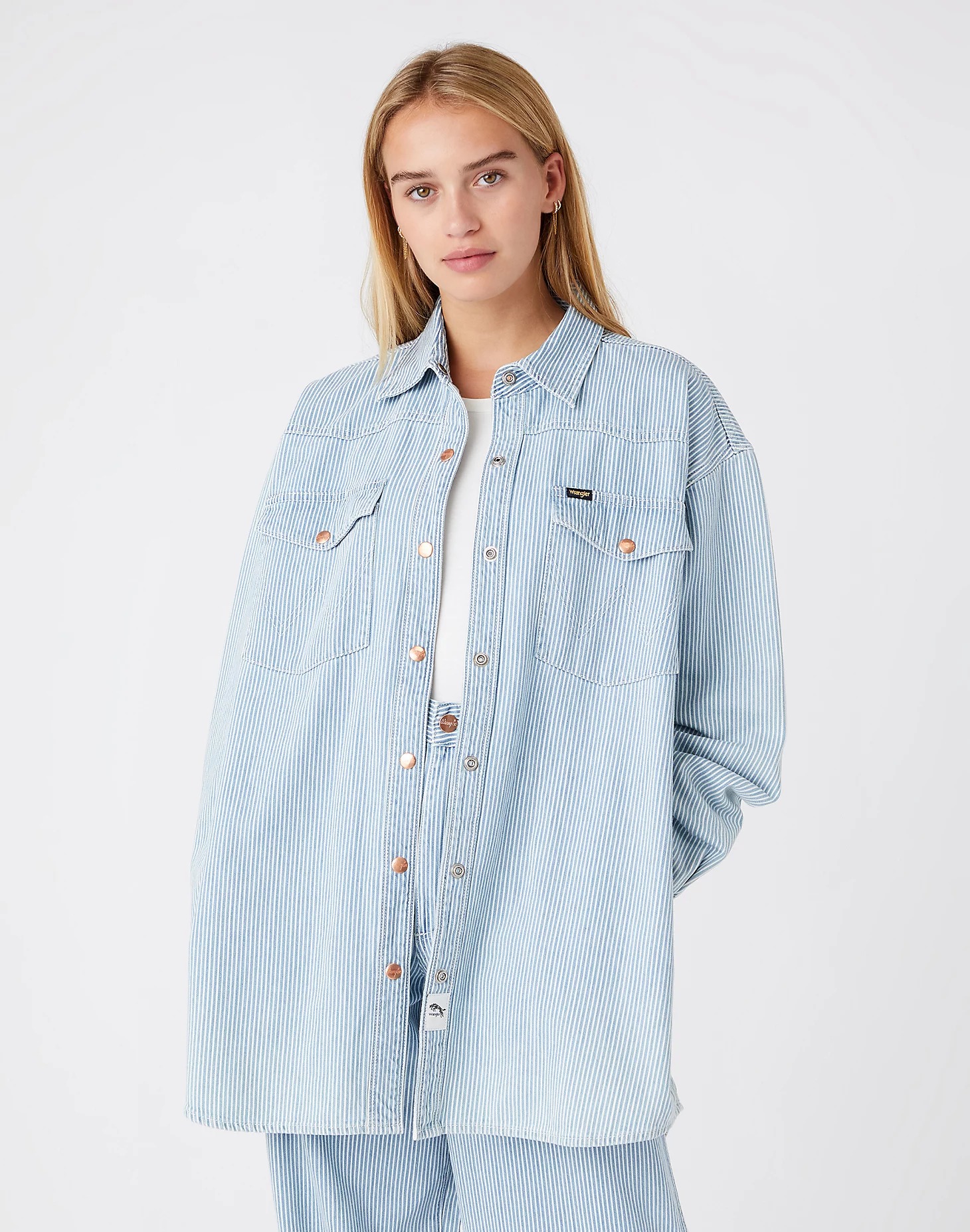 фото Джинсовая куртка женская wrangler jumbo shirt голубая m