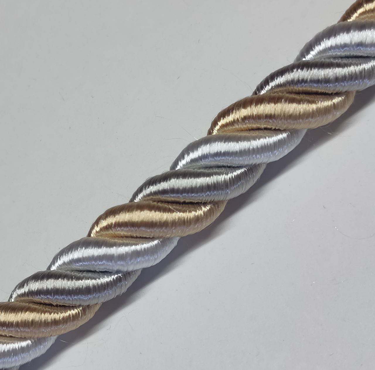 Шнур декоративный idealtex 15Ш-30-3.5 , длина 30 м, диаметр 15 мм, Белый;желтый;серебристый, 15ш3.5
Шнур декоративный idealtex 15Ш-30-3.5 , длина 30 м, диаметр 15 мм, Белый;желтый;серебристый, 15ш3.5