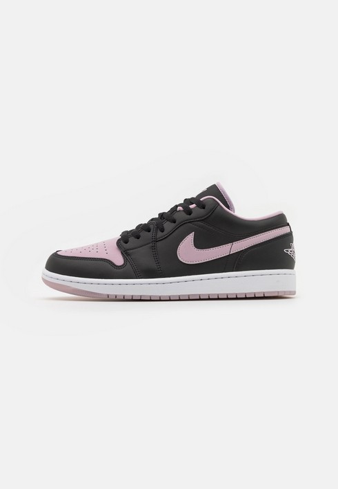 Кеды мужские Jordan Air 1 Low Se черные 52.5 EU (доставка из-за рубежа), Черный, Air 1 Low Se
Кеды мужские Jordan Air 1 Low Se черные 52.5 EU (доставка из-за рубежа), Черный, Air 1 Low Se