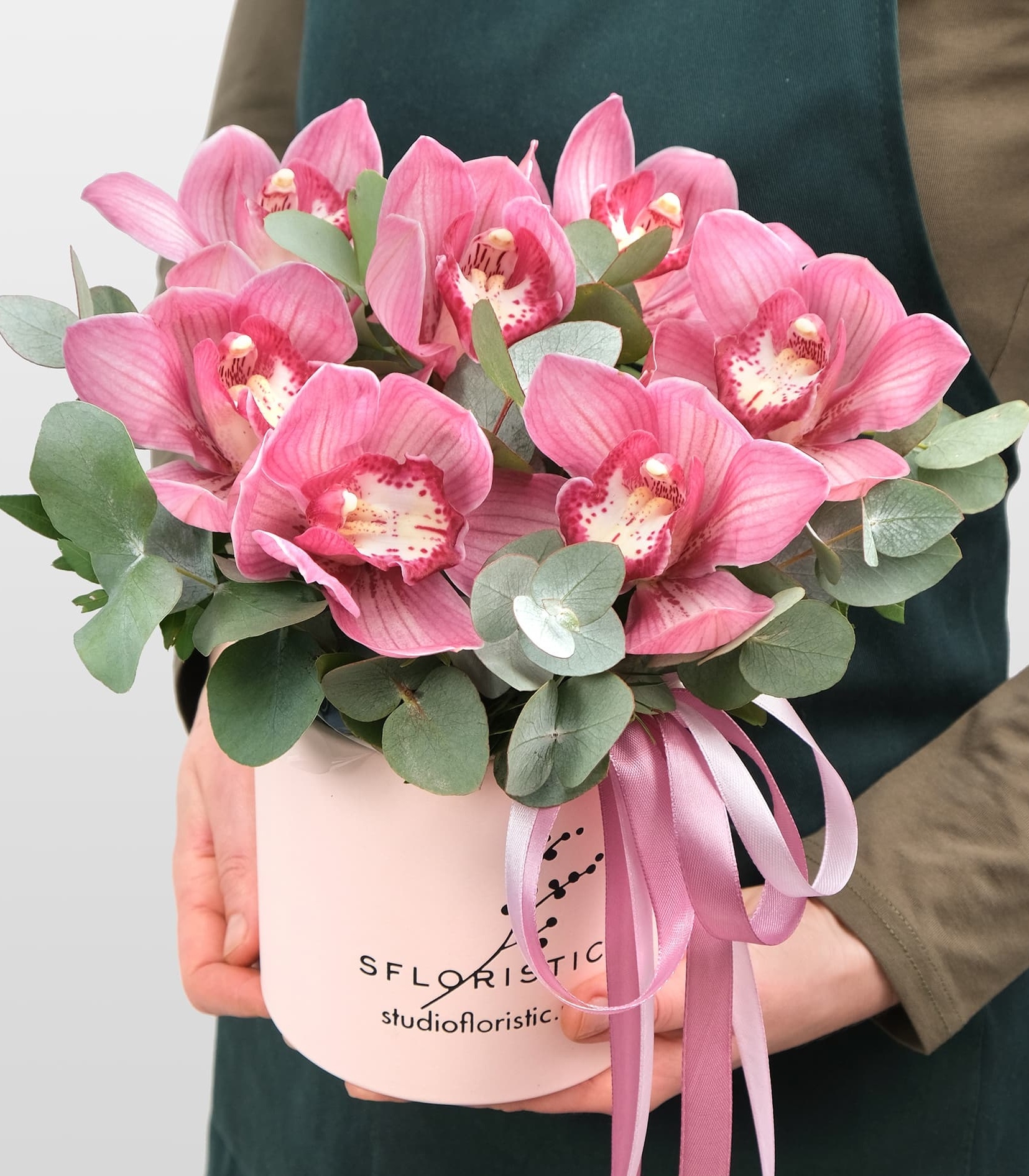 Цветочная композиция Studio Floristic орхидея 28 см x 37 см розовый в коробке, Дюймовочка
Цветочная композиция Studio Floristic орхидея 28 см x 37 см розовый в коробке, Дюймовочка