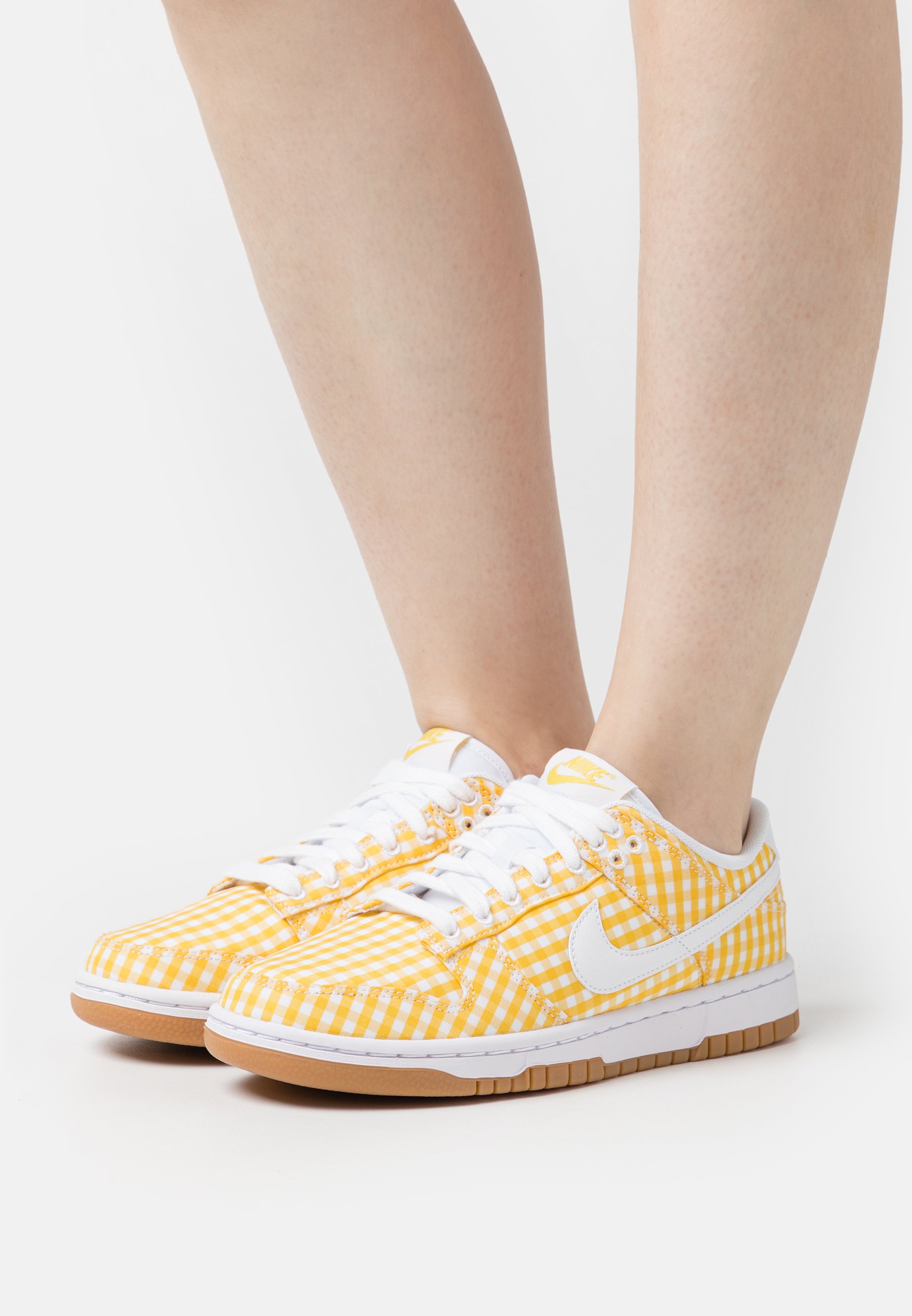Кеды женские Nike Sportswear Dunk Low Ewt желтые 41 EU (доставка из-за рубежа), Желтый, Dunk Low Ewt
Кеды женские Nike Sportswear Dunk Low Ewt желтые 41 EU (доставка из-за рубежа), Желтый, Dunk Low Ewt
