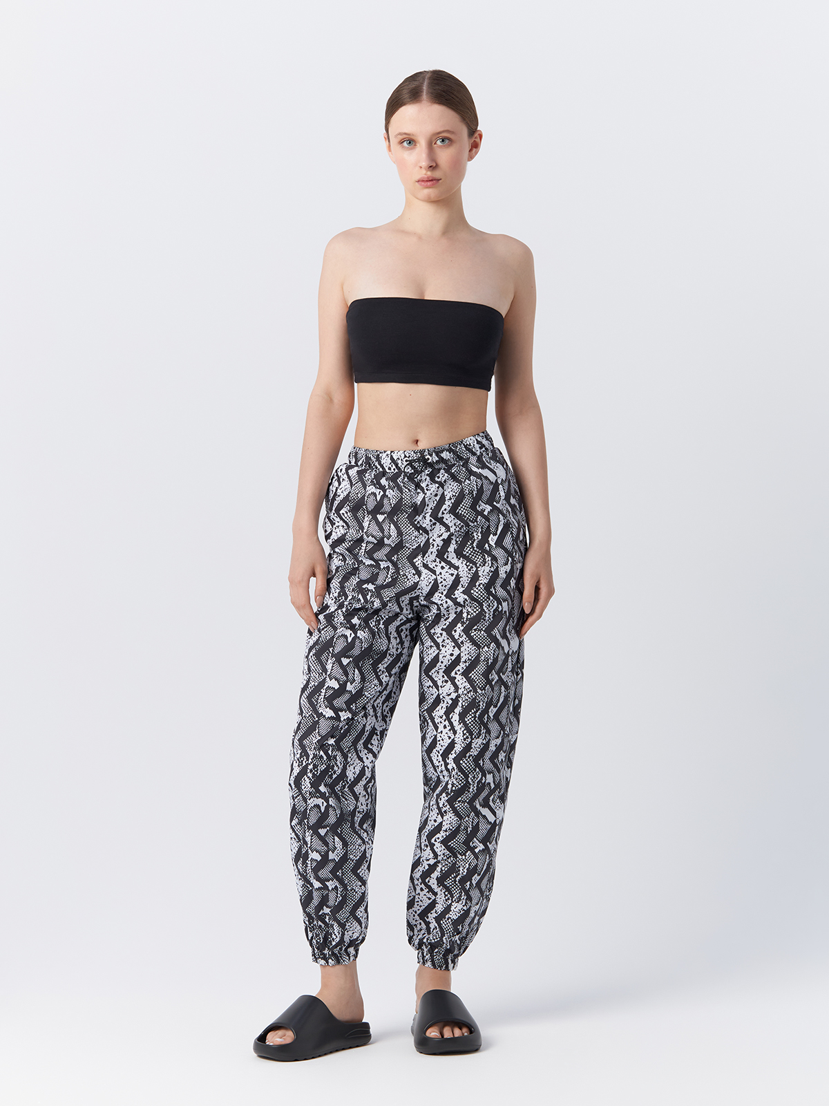 Спортивные брюки женские Adidas Originals Allover Print Track GC6754 черные 32 EU, Черный, Allover Print Track
Спортивные брюки женские Adidas Originals Allover Print Track GC6754 черные 32 EU, Черный, Allover Print Track