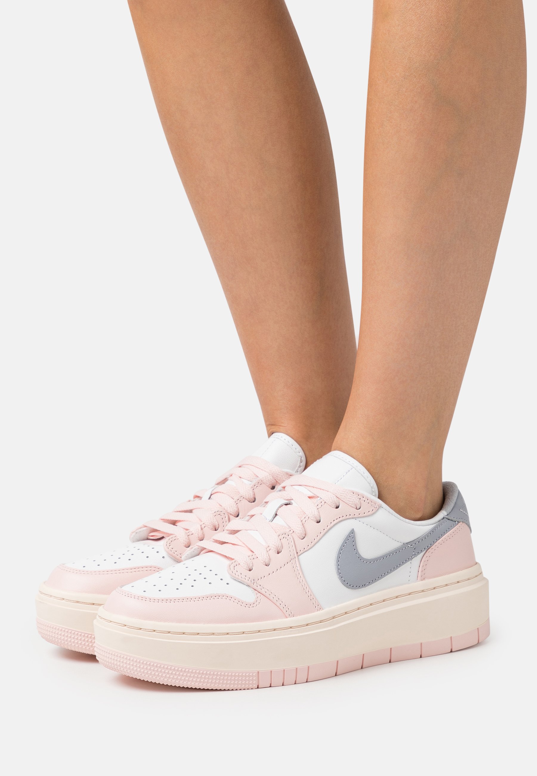 Кеды женские Jordan Air 1 Elevate розовые 40 EU (доставка из-за рубежа), Розовый, Air 1 Elevate
Кеды женские Jordan Air 1 Elevate розовые 40 EU (доставка из-за рубежа), Розовый, Air 1 Elevate
