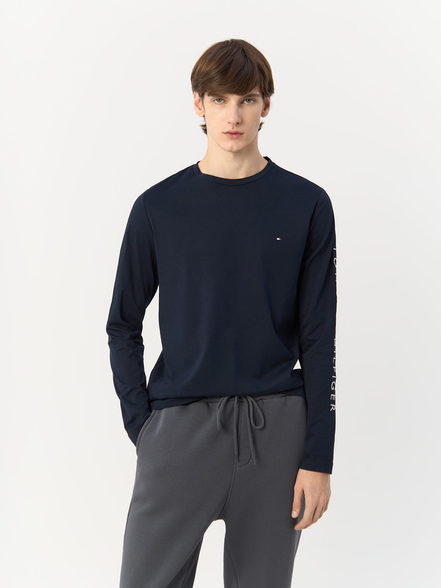 Лонгслив мужской Tommy Hilfiger Logo Long Sleeves T-Shirt MW0MW09096 синий 2XL, Logo Long Sleeves T-Shirt
Лонгслив мужской Tommy Hilfiger Logo Long Sleeves T-Shirt MW0MW09096 синий 2XL, Logo Long Sleeves T-Shirt