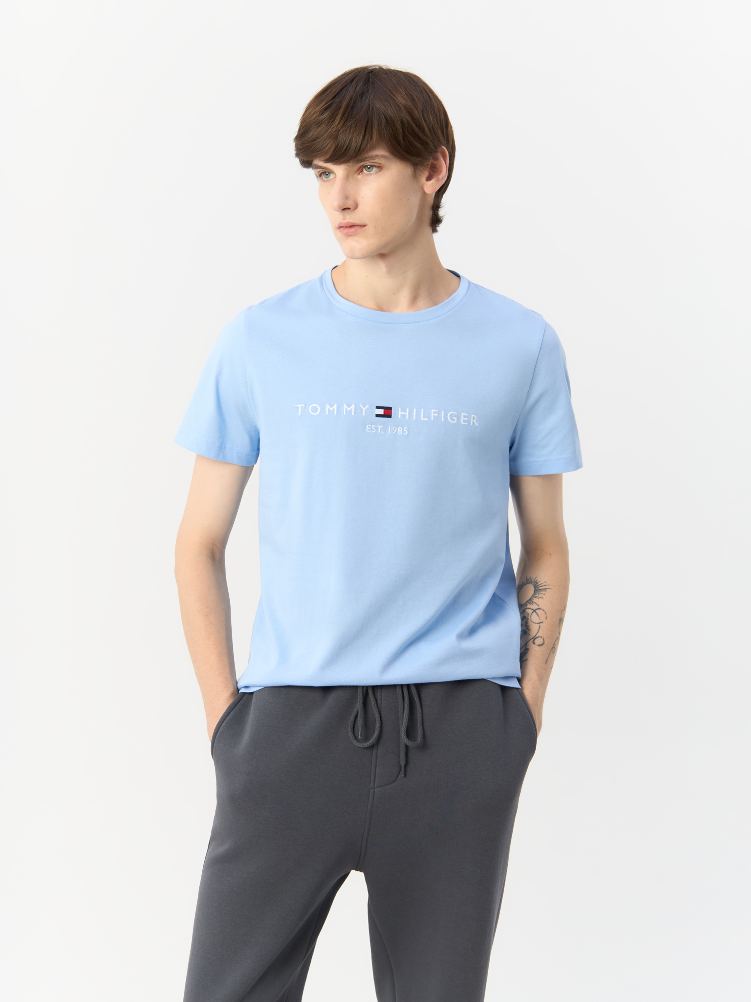 Футболка мужская Tommy Hilfiger Logo T-shirt MW0MW11797 голубая XS, Голубой, Logo T-shirt
Футболка мужская Tommy Hilfiger Logo T-shirt MW0MW11797 голубая XS, Голубой, Logo T-shirt