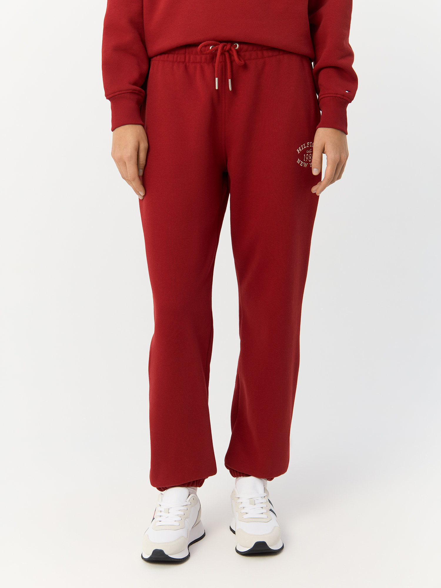 Брюки женские Tommy Hilfiger Varsity Logo Embroidery Joggers WW0WW42584 красные XL, Красный, Varsity Logo Embroidery Joggers
Брюки женские Tommy Hilfiger Varsity Logo Embroidery Joggers WW0WW42584 красные XL, Красный, Varsity Logo Embroidery Joggers