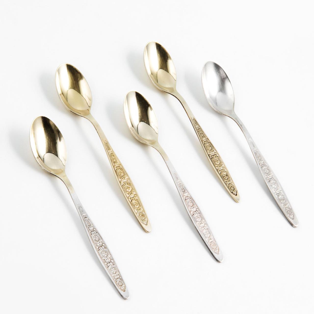 Набор чайных ложек со цветочным орнаментом на пять персон, мельхиор, СССР, 1970-1990 гг. 
Набор чайных ложек со цветочным орнаментом на пять персон, мельхиор, СССР, 1970-1990 гг.