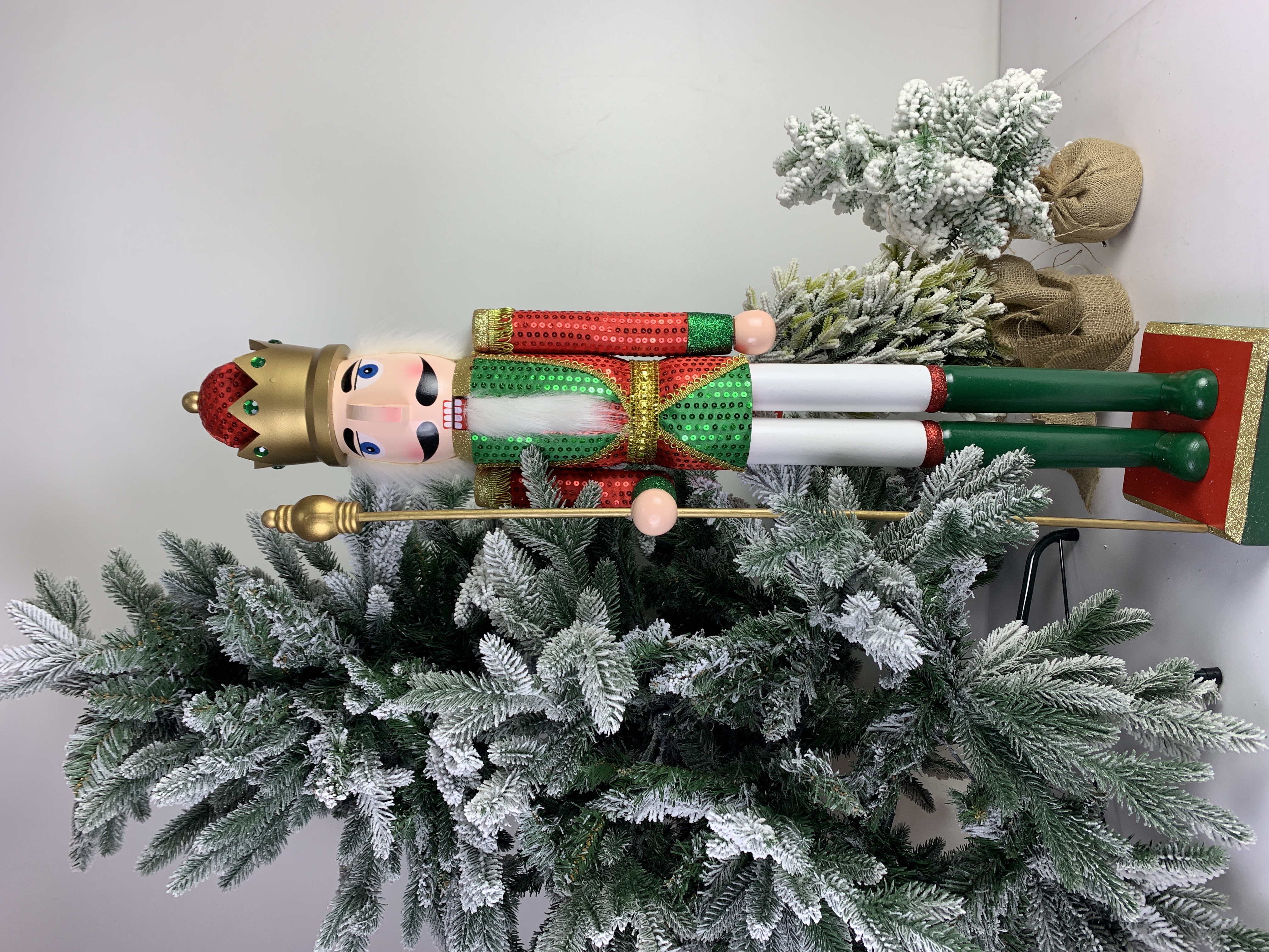 Щелкунчик Merry Christmas AZ2024-125ND2038 в зелёном мундире с короной и посохом 92х15 см, Зеленый
Щелкунчик Merry Christmas AZ2024-125ND2038 в зелёном мундире с короной и посохом 92х15 см, Зеленый