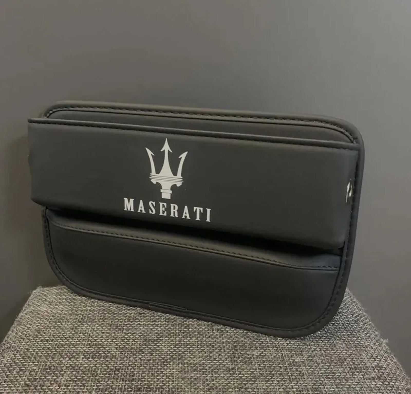 Вставка-органайзер между сидений и консолью с логотипом Maserati, Черный, Автоаксессуары
Вставка-органайзер между сидений и консолью с логотипом Maserati, Черный, Автоаксессуары
