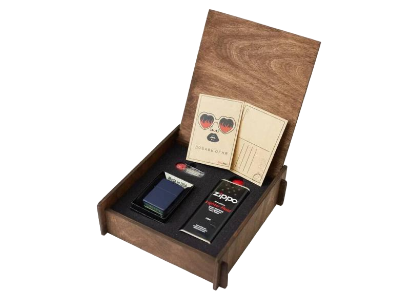 Подарочный набор оригинальная зажигалка Zippo 239 с топливом 125 мл+кремнии в деревя короб, Синий, 239-50r-box
Подарочный набор оригинальная зажигалка Zippo 239 с топливом 125 мл+кремнии в деревя короб, Синий, 239-50r-box