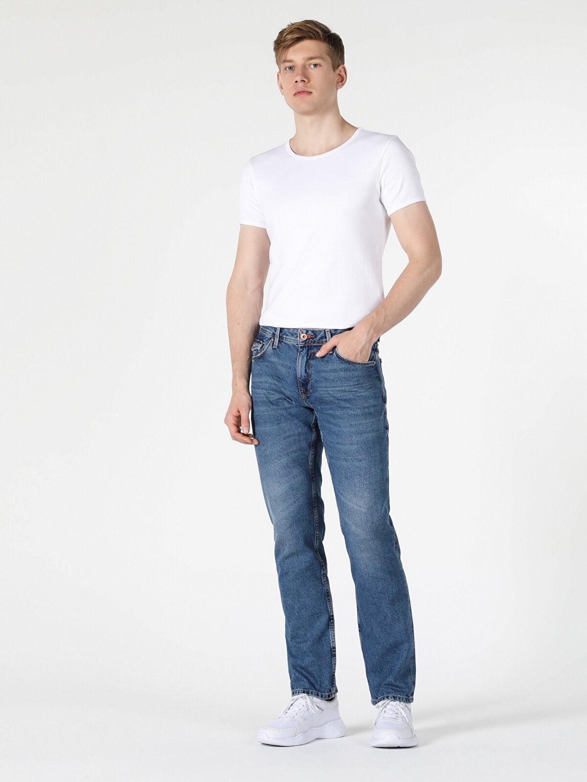 Джинсы мужские Colins CL1057874_Q1.V1_DN41848 синие 31-34 INT, CL1057874_Q1.V1_DN41848
Джинсы мужские Colins CL1057874_Q1.V1_DN41848 синие 31-34 INT, CL1057874_Q1.V1_DN41848