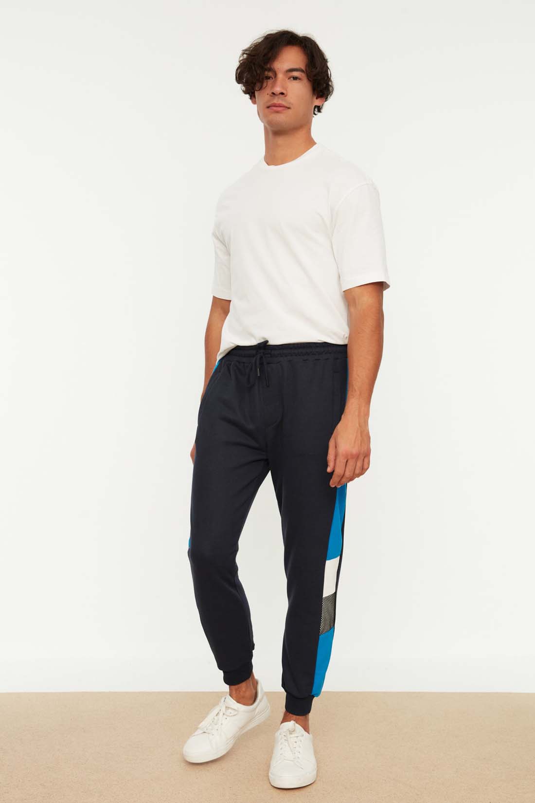 Спортивные брюки мужские Trendyol TMNSS21EA0077 синие M, Синий, trendyol TMNSS21EA0077
Спортивные брюки мужские Trendyol TMNSS21EA0077 синие M, Синий, trendyol TMNSS21EA0077