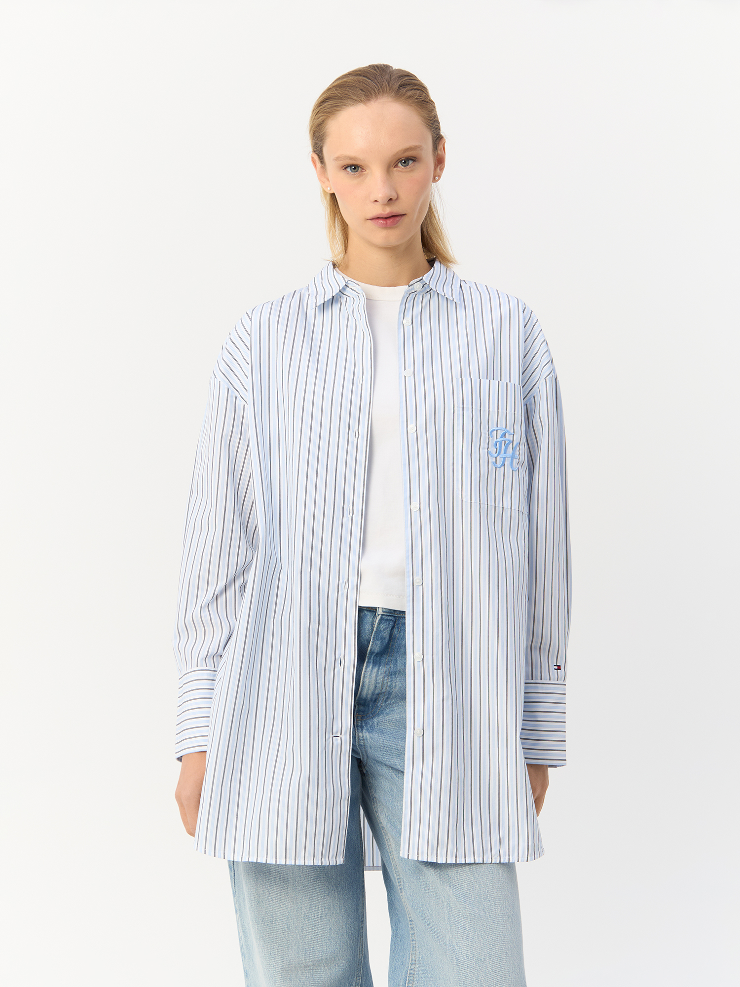 Рубашка женская Tommy Hilfiger Oversized Striped Shirt WW0WW42592 синяя S-M, Синий, Oversized Striped Shirt
Рубашка женская Tommy Hilfiger Oversized Striped Shirt WW0WW42592 синяя S-M, Синий, Oversized Striped Shirt