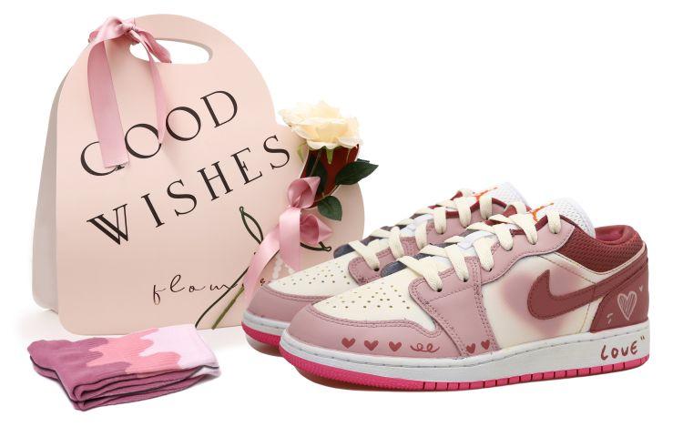 Кеды унисекс Jordan Air Jordan 1 Low OKHR GS розовые 35.5 EU, Розовый, Air Jordan 1 Low OKHR GS
Кеды унисекс Jordan Air Jordan 1 Low OKHR GS розовые 35.5 EU, Розовый, Air Jordan 1 Low OKHR GS