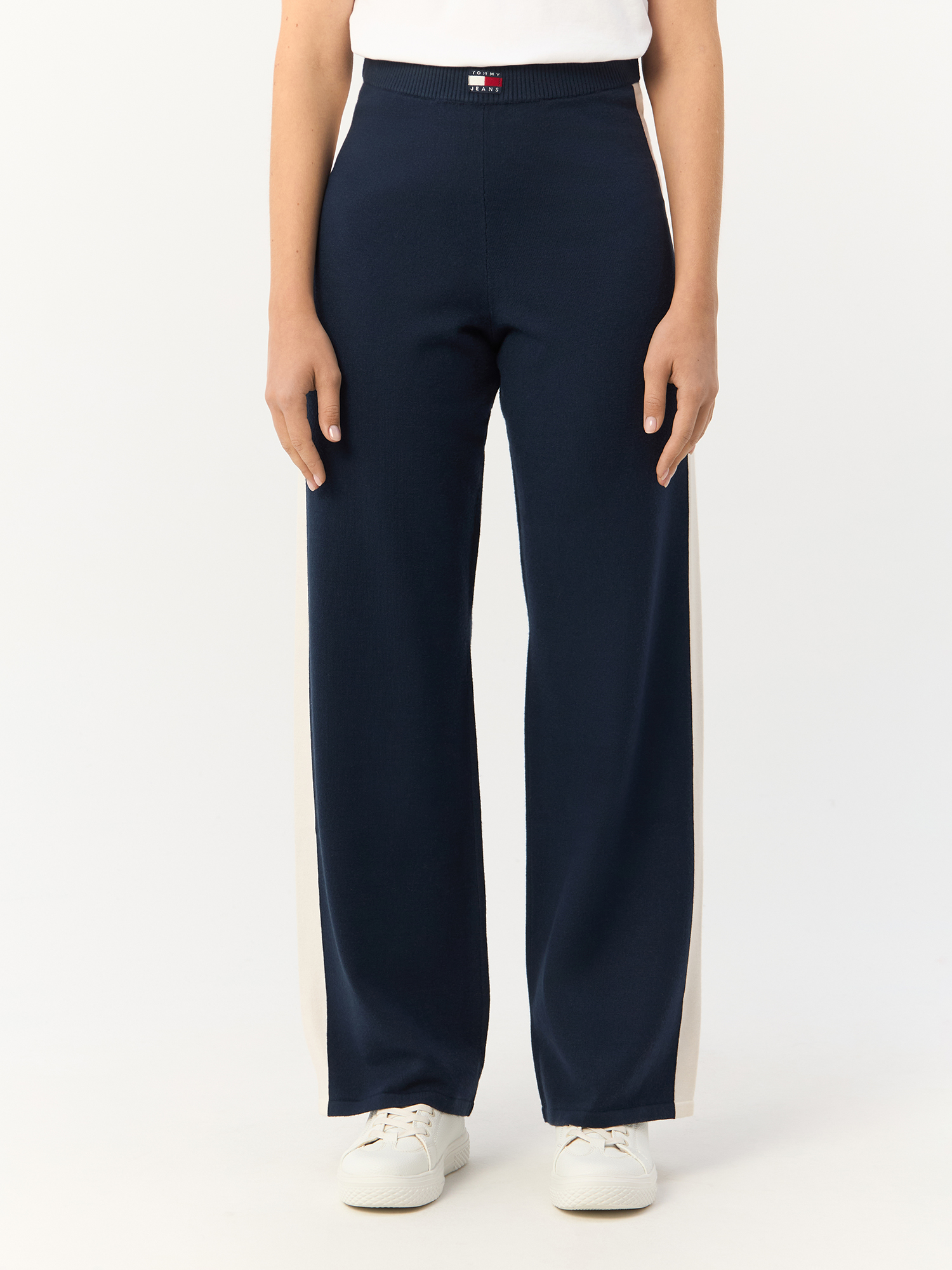 Брюки женские Tommy Jeans Badge Contrast Stripe Knit Wide Joggers DW0DW18532 синие M, Синий, Badge Contrast Stripe Knit Wide Joggers
Брюки женские Tommy Jeans Badge Contrast Stripe Knit Wide Joggers DW0DW18532 синие M, Синий, Badge Contrast Stripe Knit Wide Joggers