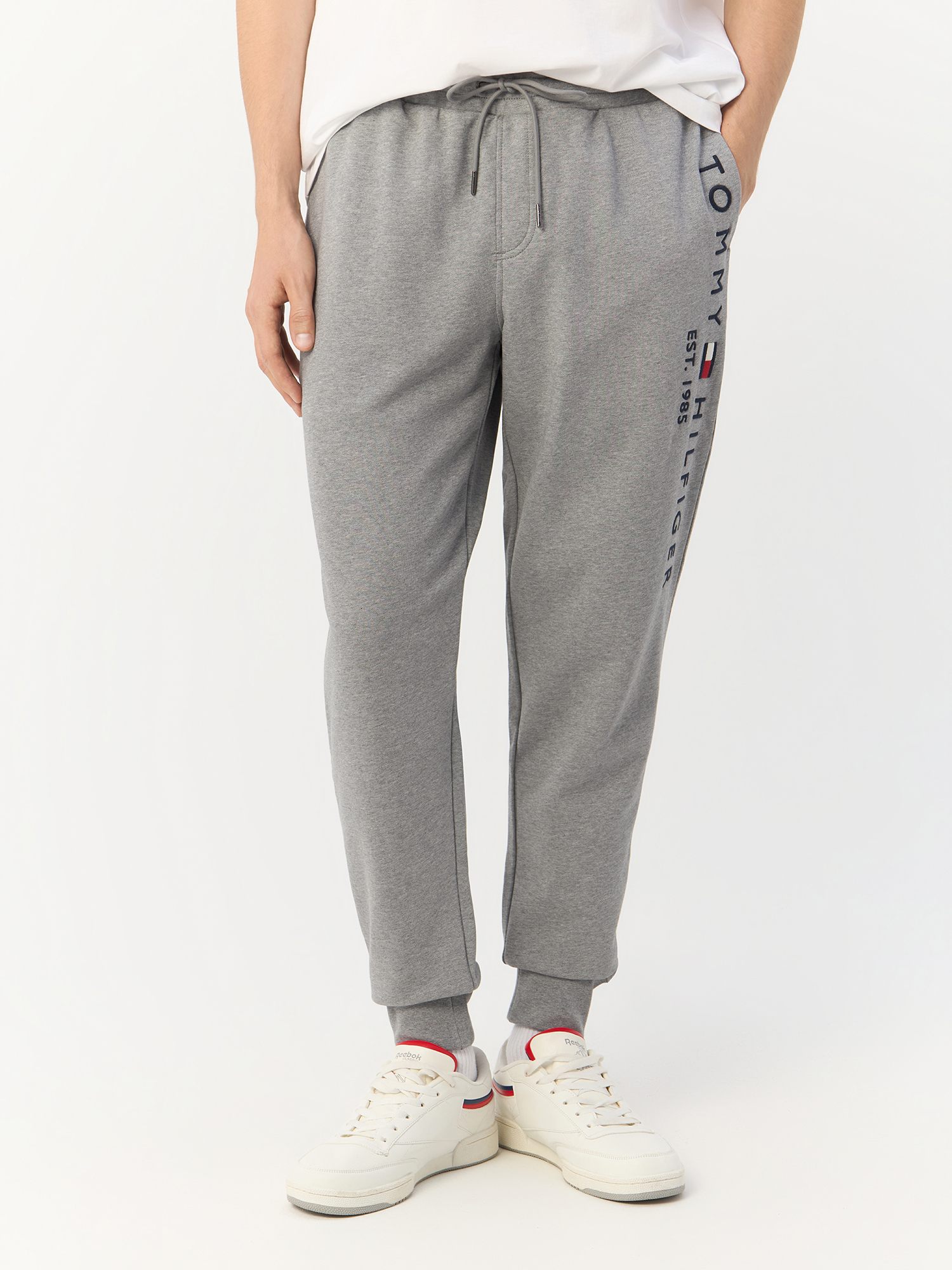 Брюки мужские Tommy Hilfiger Branded Leg Cotton Joggers MW0MW08388 серые L, Серый, Branded Leg Cotton Joggers
Брюки мужские Tommy Hilfiger Branded Leg Cotton Joggers MW0MW08388 серые L, Серый, Branded Leg Cotton Joggers