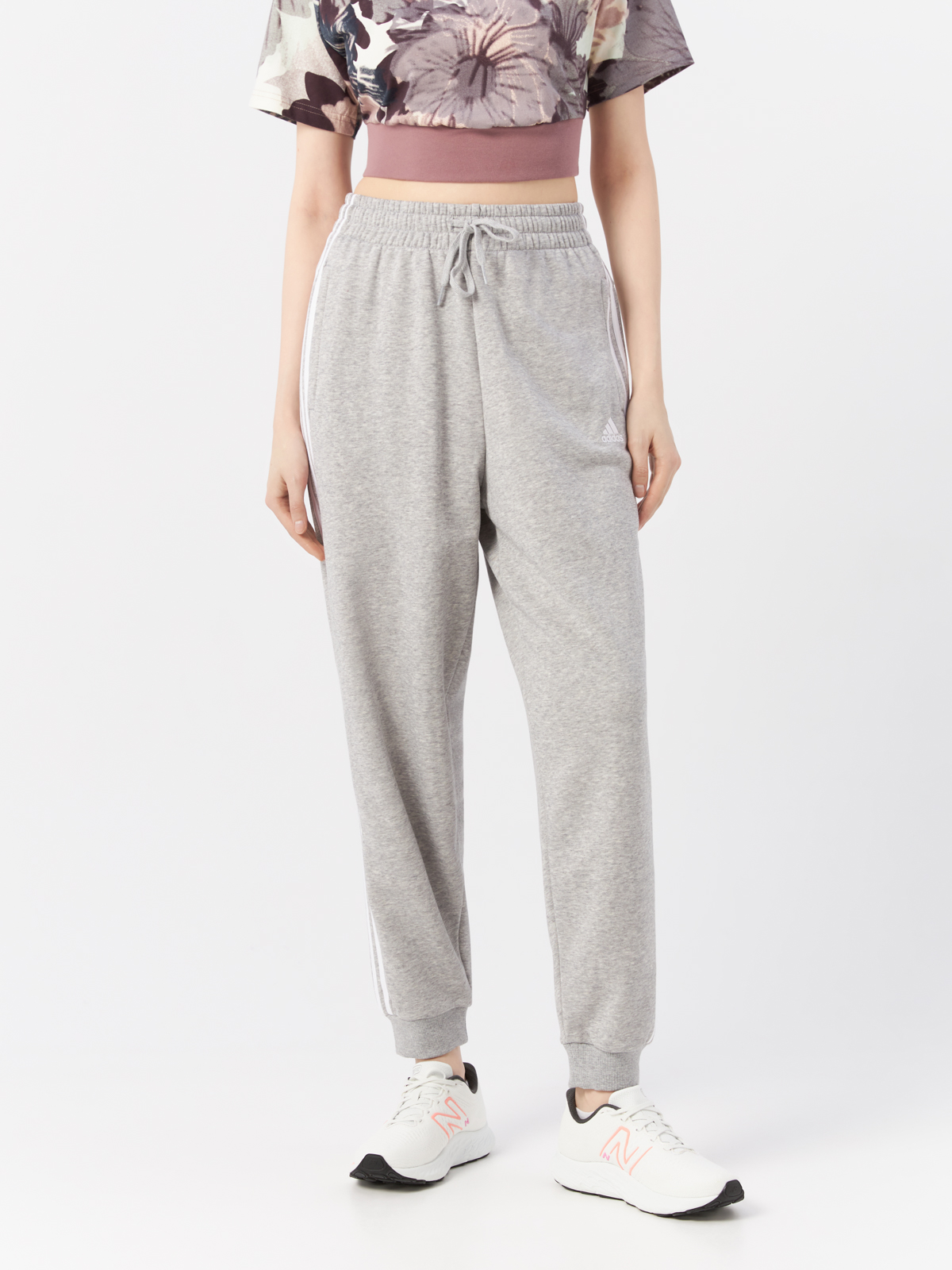 Спортивные брюки женские Adidas Originals Essentials Studio Lounge 3-Stripe HD4304 серые M, Серый, Essentials Studio Lounge 3-Stripes
Спортивные брюки женские Adidas Originals Essentials Studio Lounge 3-Stripe HD4304 серые M, Серый, Essentials Studio Lounge 3-Stripes