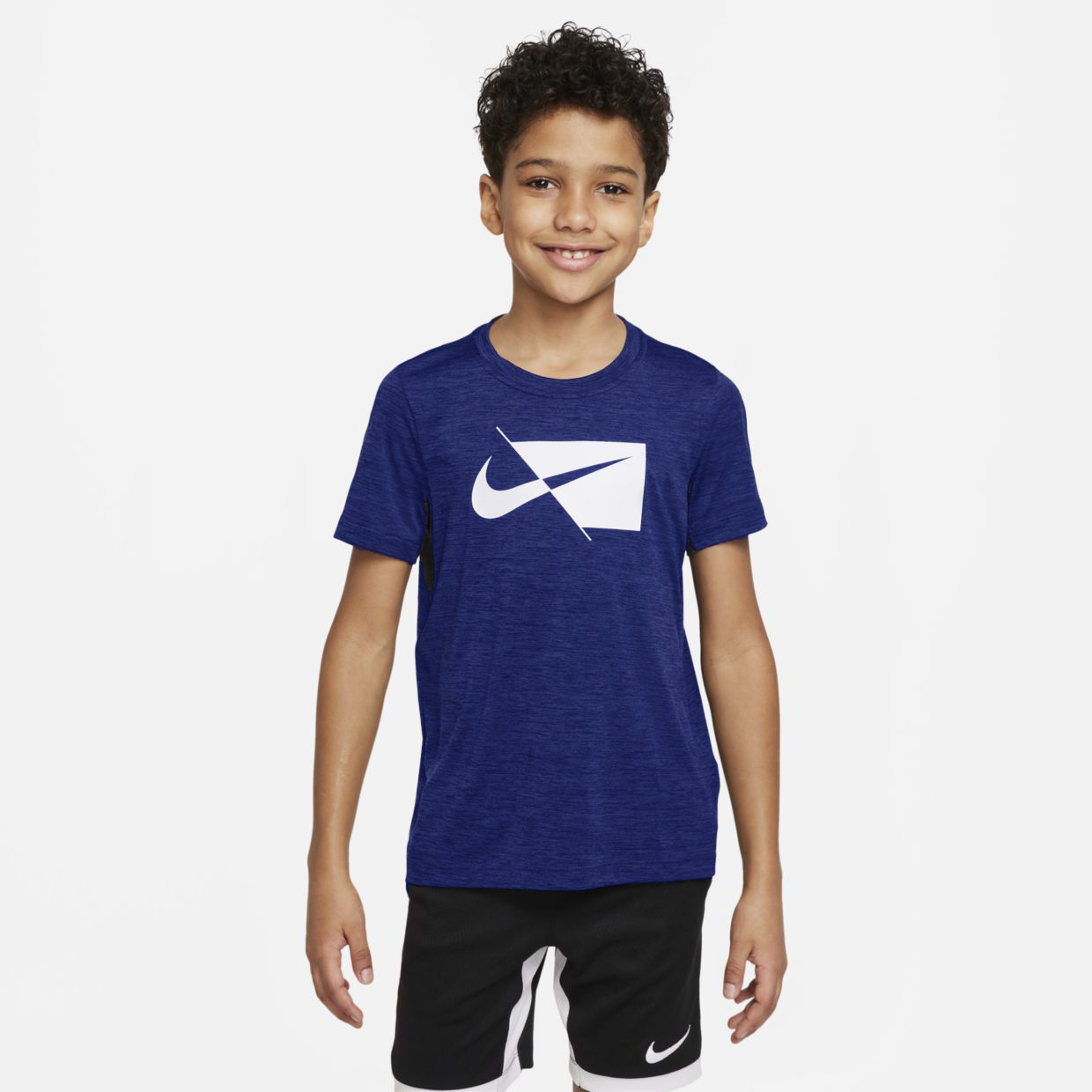 Футболка детская Nike DN5215-492 цв. синий р. 134, DN5215-492
Футболка детская Nike DN5215-492 цв. синий р. 134, DN5215-492