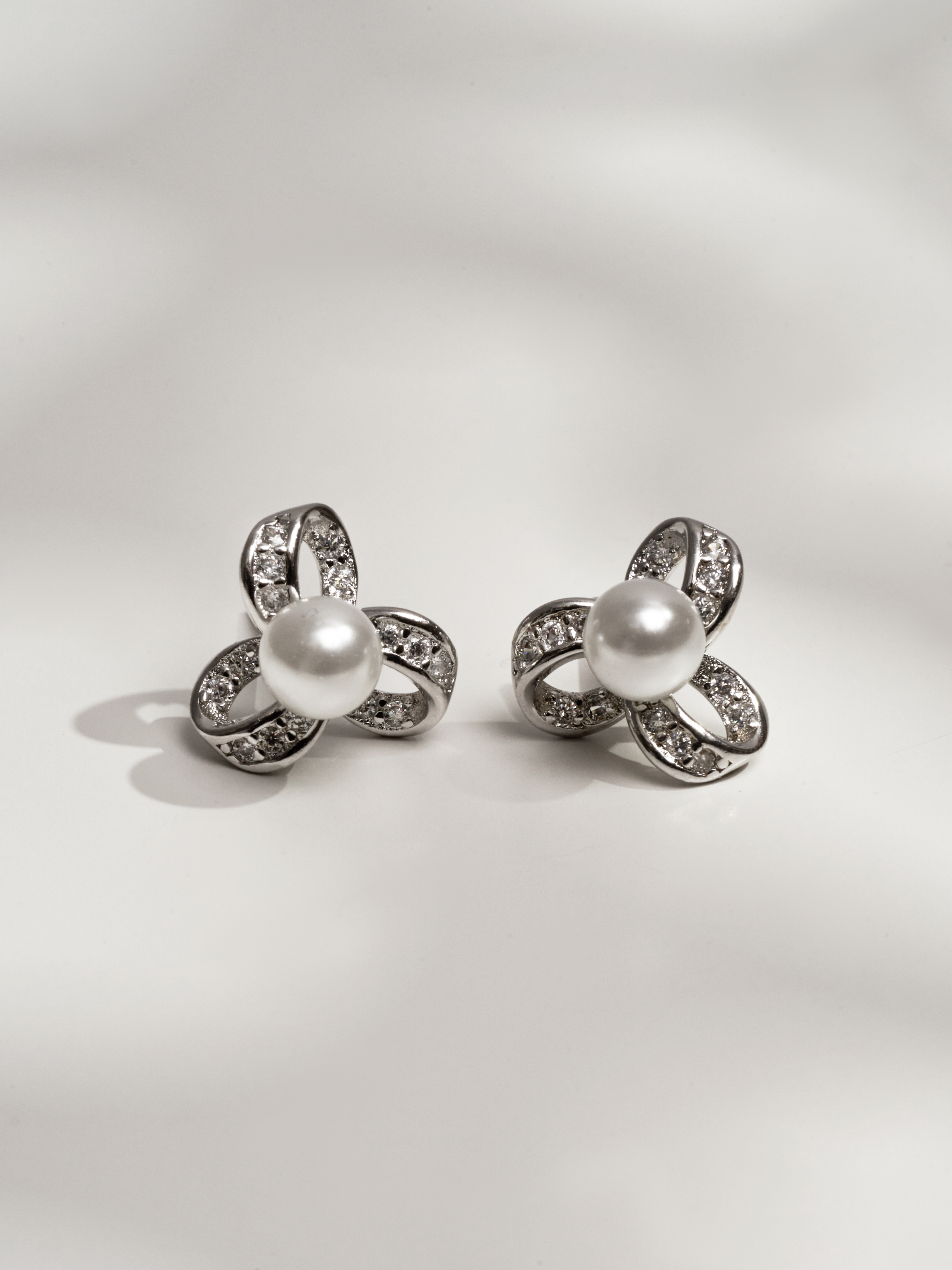 Серьги пусеты из латуни SHINE & BEAUTY 82479-4, жемчуг искусственный/кристалл, 82479-4
Серьги пусеты из латуни SHINE & BEAUTY 82479-4, жемчуг искусственный/кристалл, 82479-4