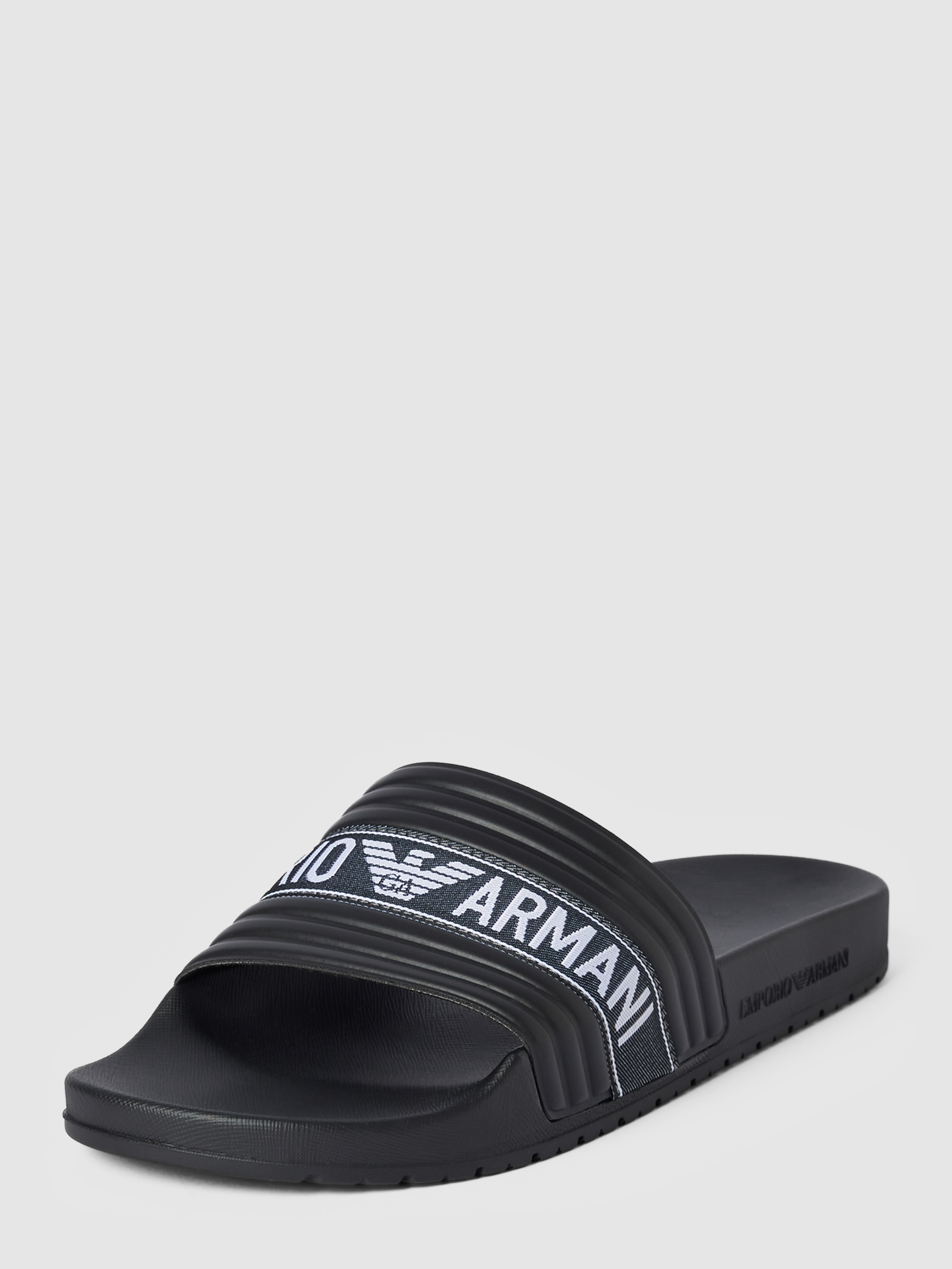 Сланцы мужские Emporio Armani 1757178 черные 44 EU (доставка из-за рубежа), Черный, 1757178
Сланцы мужские Emporio Armani 1757178 черные 44 EU (доставка из-за рубежа), Черный, 1757178