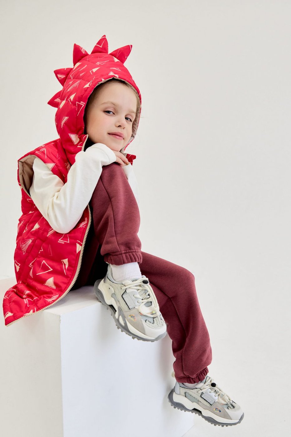 Жилет детский Minidino М010, принт треугольник пион, 104, Красный, М010 
Жилет детский Minidino М010, принт треугольник пион, 104, Красный, М010