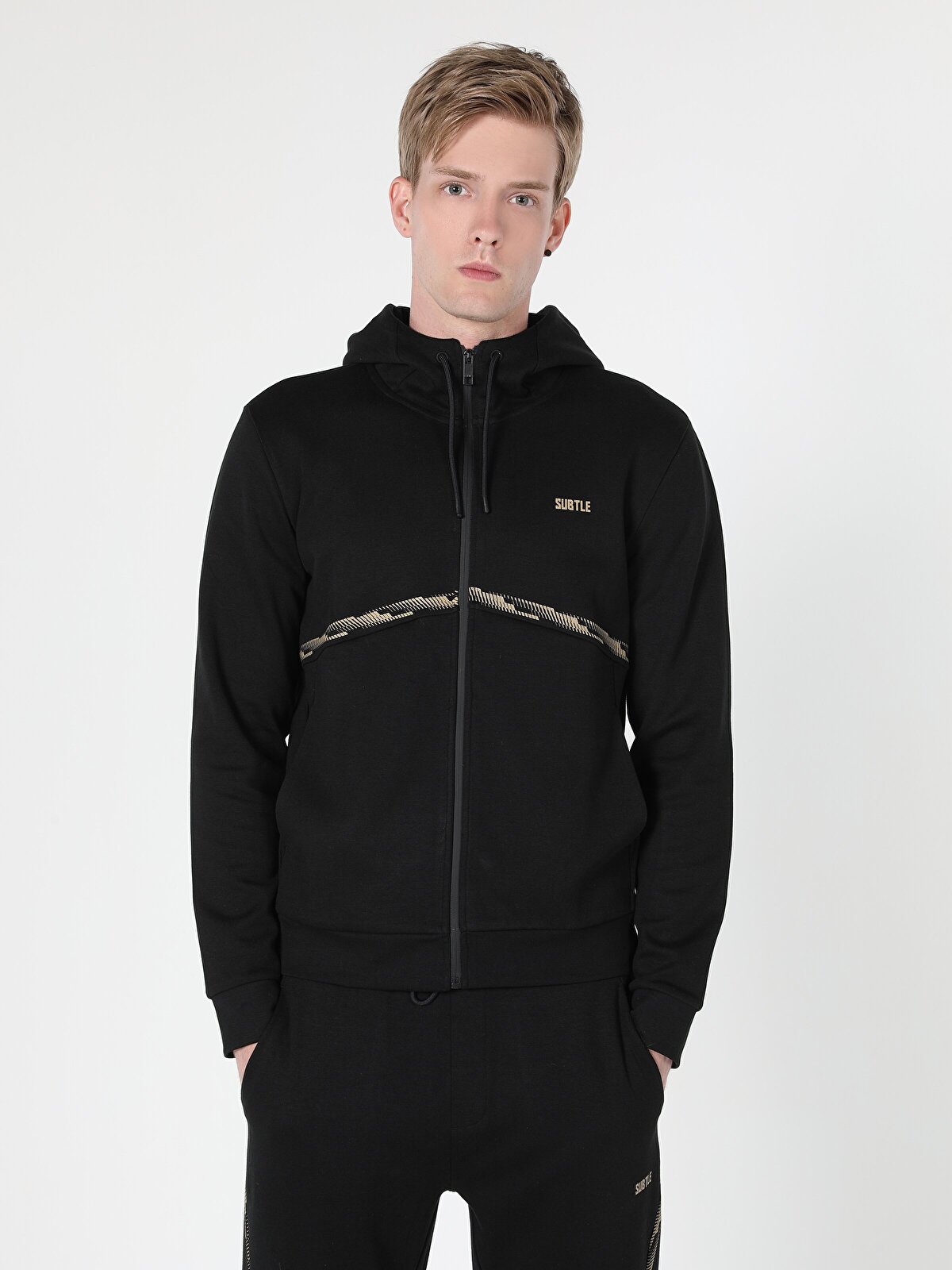 Толстовка мужская Colin's CL1059662_Q1.V1_BLK разноцветная 2XL, Разноцветный, CL1059662_Q1.V1_BLK
Толстовка мужская Colin's CL1059662_Q1.V1_BLK разноцветная 2XL, Разноцветный, CL1059662_Q1.V1_BLK