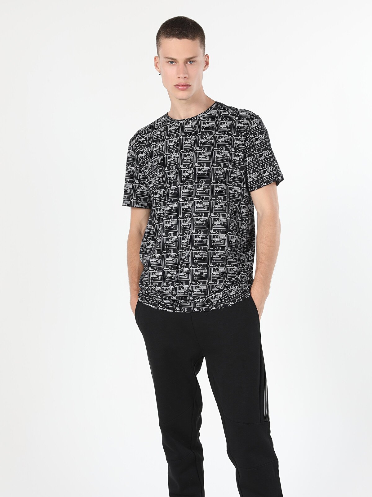 Футболка мужская Colin's CL1059972_Q1.V1_BLK черная M, Черный, CL1059972_Q1.V1_BLK
Футболка мужская Colin's CL1059972_Q1.V1_BLK черная M, Черный, CL1059972_Q1.V1_BLK