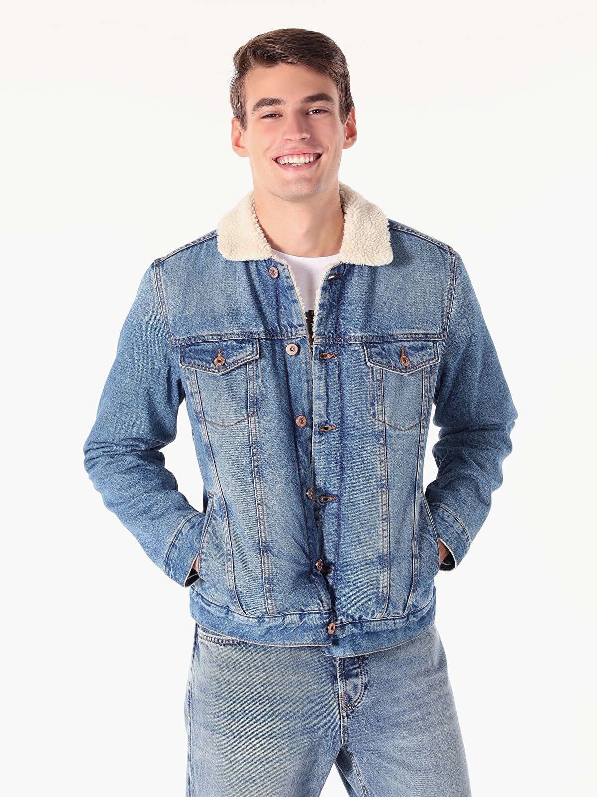 Джинсовая куртка мужская Colin's CL1060619_Q1.V1_DN42244 голубая XL, Голубой, CL1060619_Q1.V1_DN42244 
Джинсовая куртка мужская Colin's CL1060619_Q1.V1_DN42244 голубая XL, Голубой, CL1060619_Q1.V1_DN42244