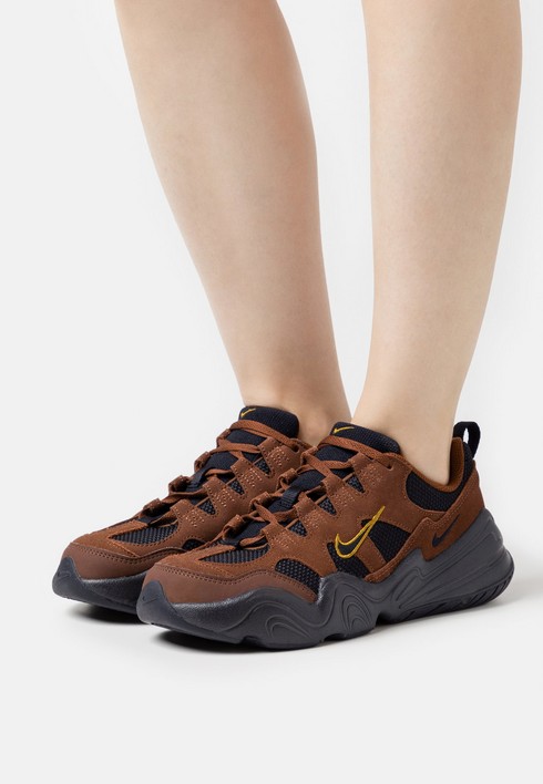 Кроссовки женские Nike W Tech Hera коричневые 36.5 EU (доставка из-за рубежа), Коричневый, W Tech Hera
Кроссовки женские Nike W Tech Hera коричневые 36.5 EU (доставка из-за рубежа), Коричневый, W Tech Hera