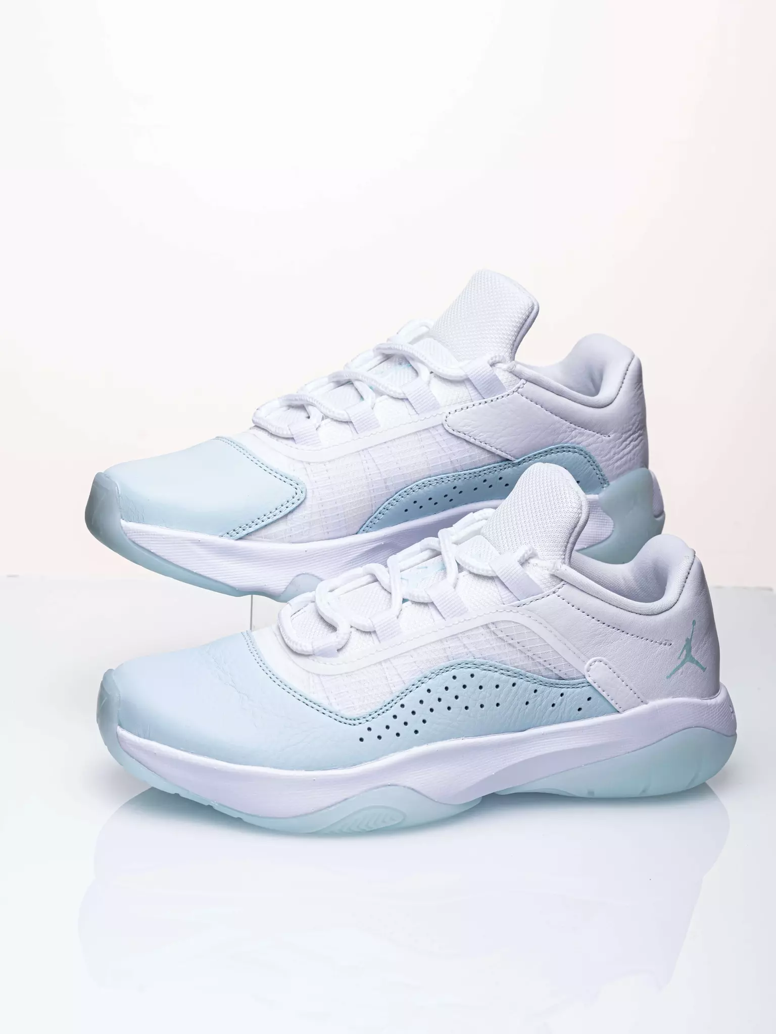 Спортивные кроссовки женские Nike AIR JORDAN 11 CMFT белые 6 US, Белый, AIR JORDAN 11 CMFT
Спортивные кроссовки женские Nike AIR JORDAN 11 CMFT белые 6 US, Белый, AIR JORDAN 11 CMFT