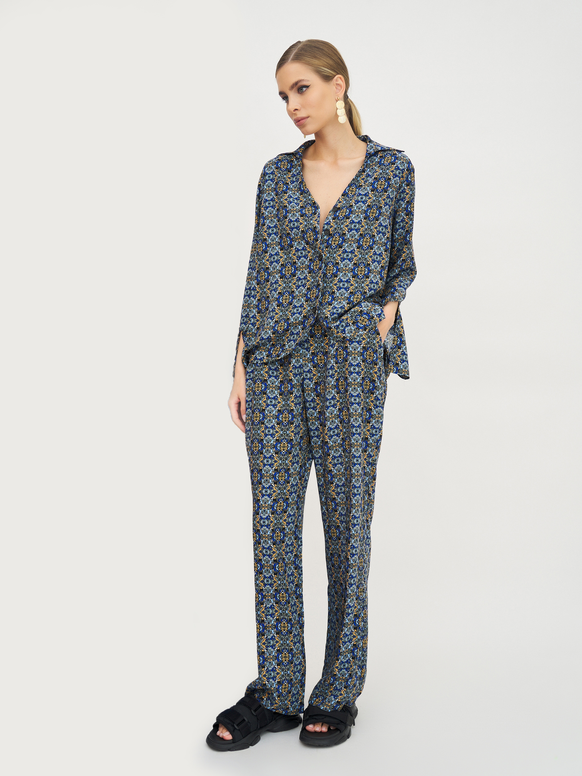 Костюм женский Olya Stoff OS18140 синий 48 RU, OS18140
Костюм женский Olya Stoff OS18140 синий 48 RU, OS18140