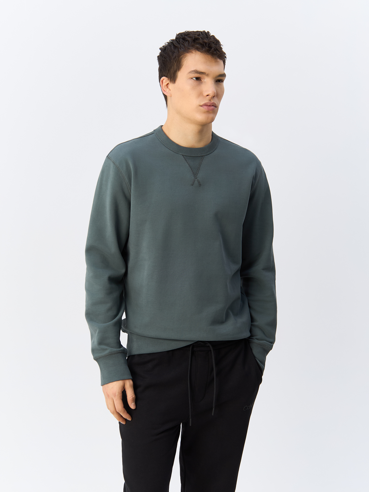 Свитшот мужской Calvin Klein Jeans Badge Sweatshirt J30J323426 серый S, Badge Sweatshirt
Свитшот мужской Calvin Klein Jeans Badge Sweatshirt J30J323426 серый S, Badge Sweatshirt