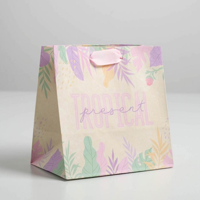 Пакет крафтовый квадратный «Tropical», 14 × 14 × 9 см, Коллекция упаковки "Тропическая"
Пакет крафтовый квадратный «Tropical», 14 × 14 × 9 см, Коллекция упаковки "Тропическая"