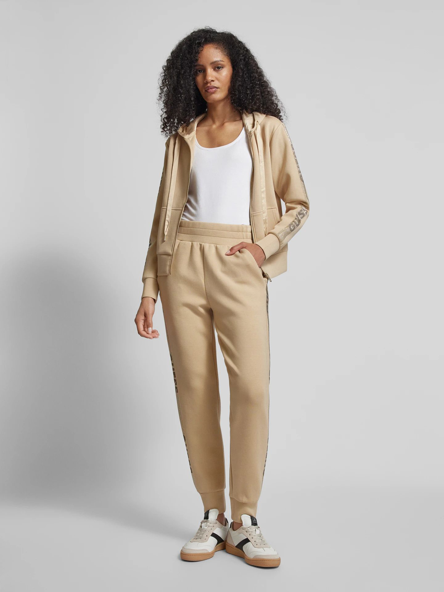 Спортивные брюки женские Guess Studs Logo Sweatpants W4YB40KBYE2 бежевые M, Бежевый, W4YB40KBYE2
Спортивные брюки женские Guess Studs Logo Sweatpants W4YB40KBYE2 бежевые M, Бежевый, W4YB40KBYE2