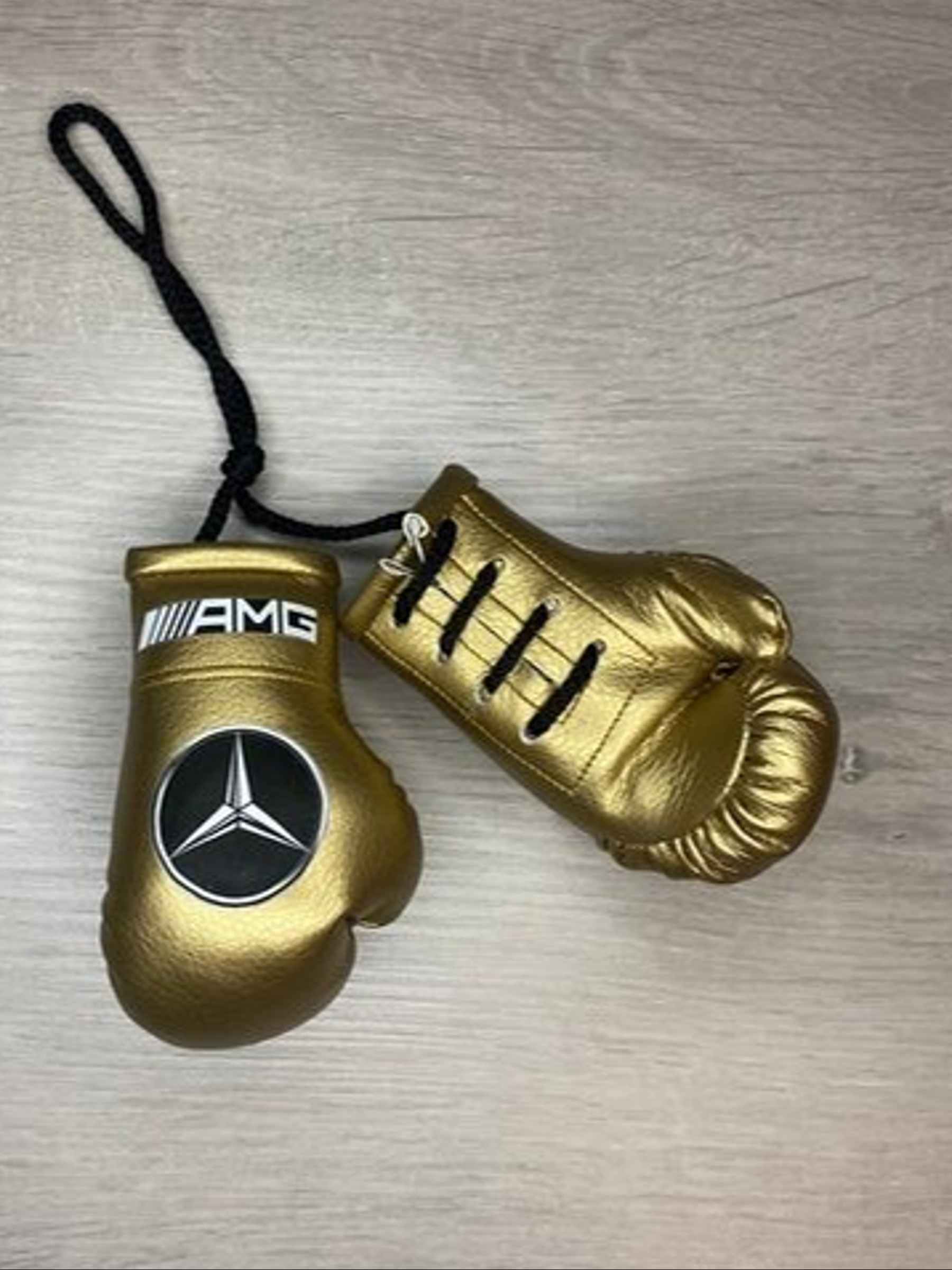 Сувенир в автомобиль перчатки боксерские с логотипом Mercedes-Benz AMG, gold, автобрелок
Сувенир в автомобиль перчатки боксерские с логотипом Mercedes-Benz AMG, gold, автобрелок