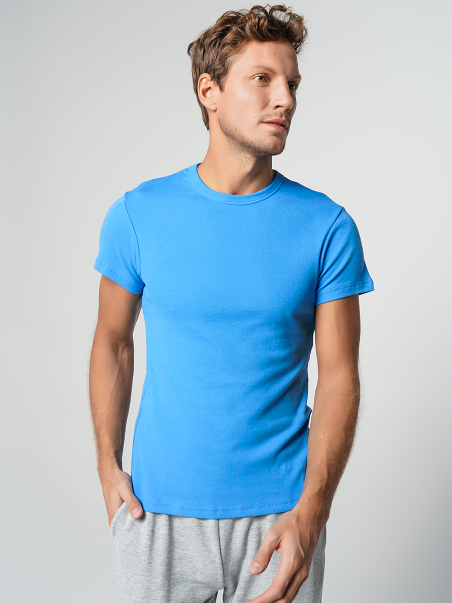 Мужчина в синей футболке