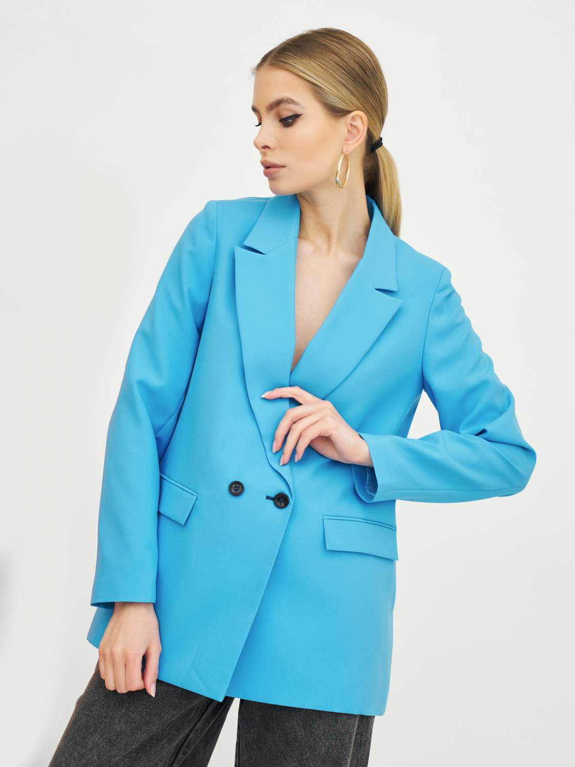 Голубое женское пальто: как выбрать и с чем носить