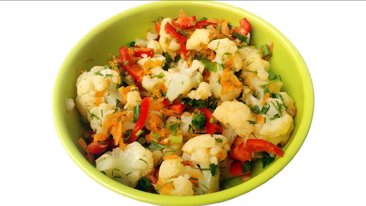 Овощное рагу с капустой. Цветная капуста кабачки морковь лук. Квашеная капуста с кабачками. Салат с цветной капустой. Кабачок морковь и цветная капуста.